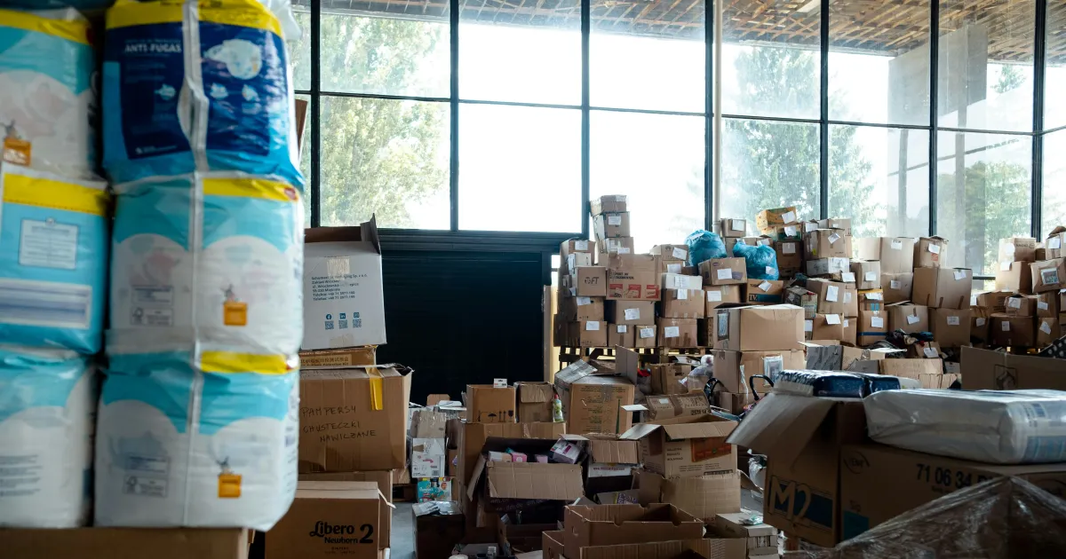 Cartons et colis regroupés dans un entrepôt pour un envoi en groupage maritime vers les Comores