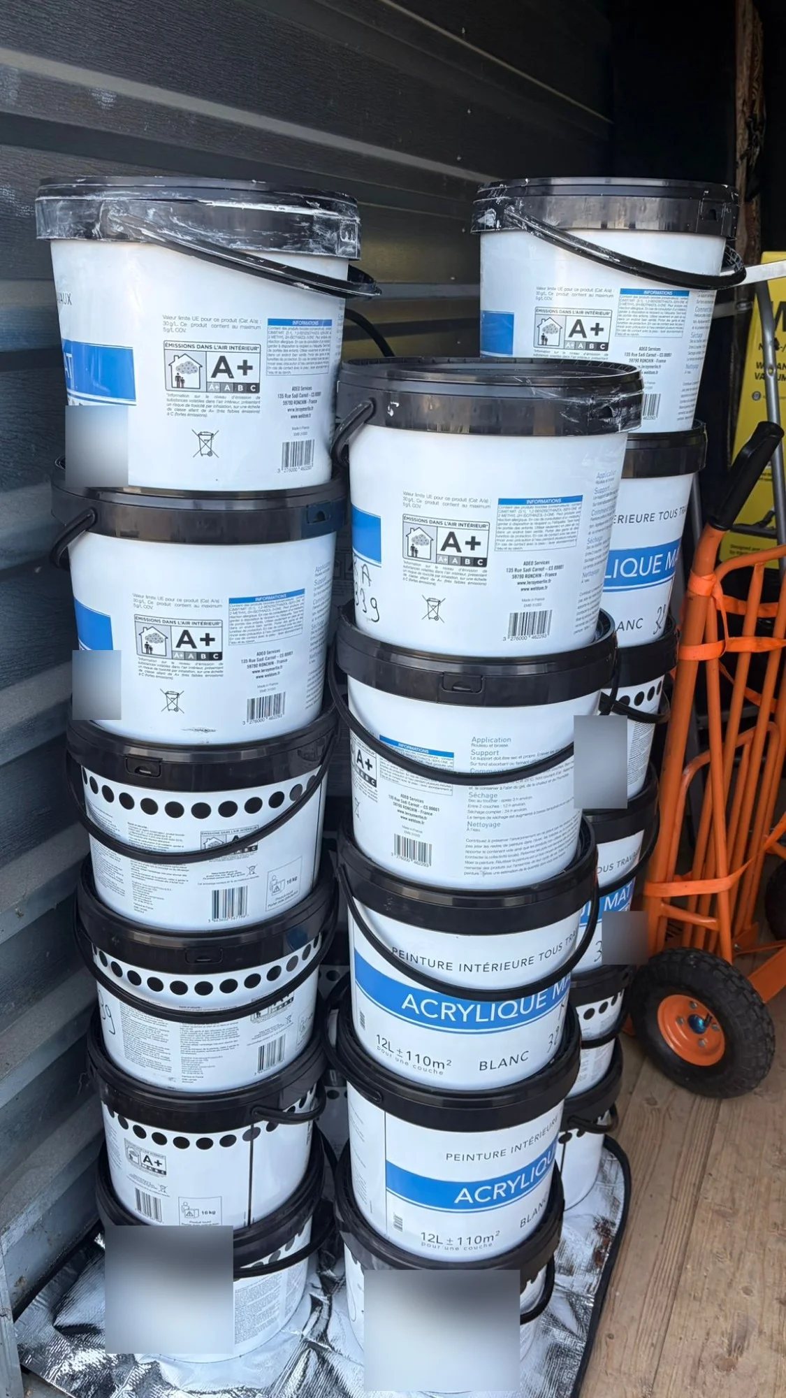 Seaux de peinture et marchandises optimalement empilés dans un conteneur