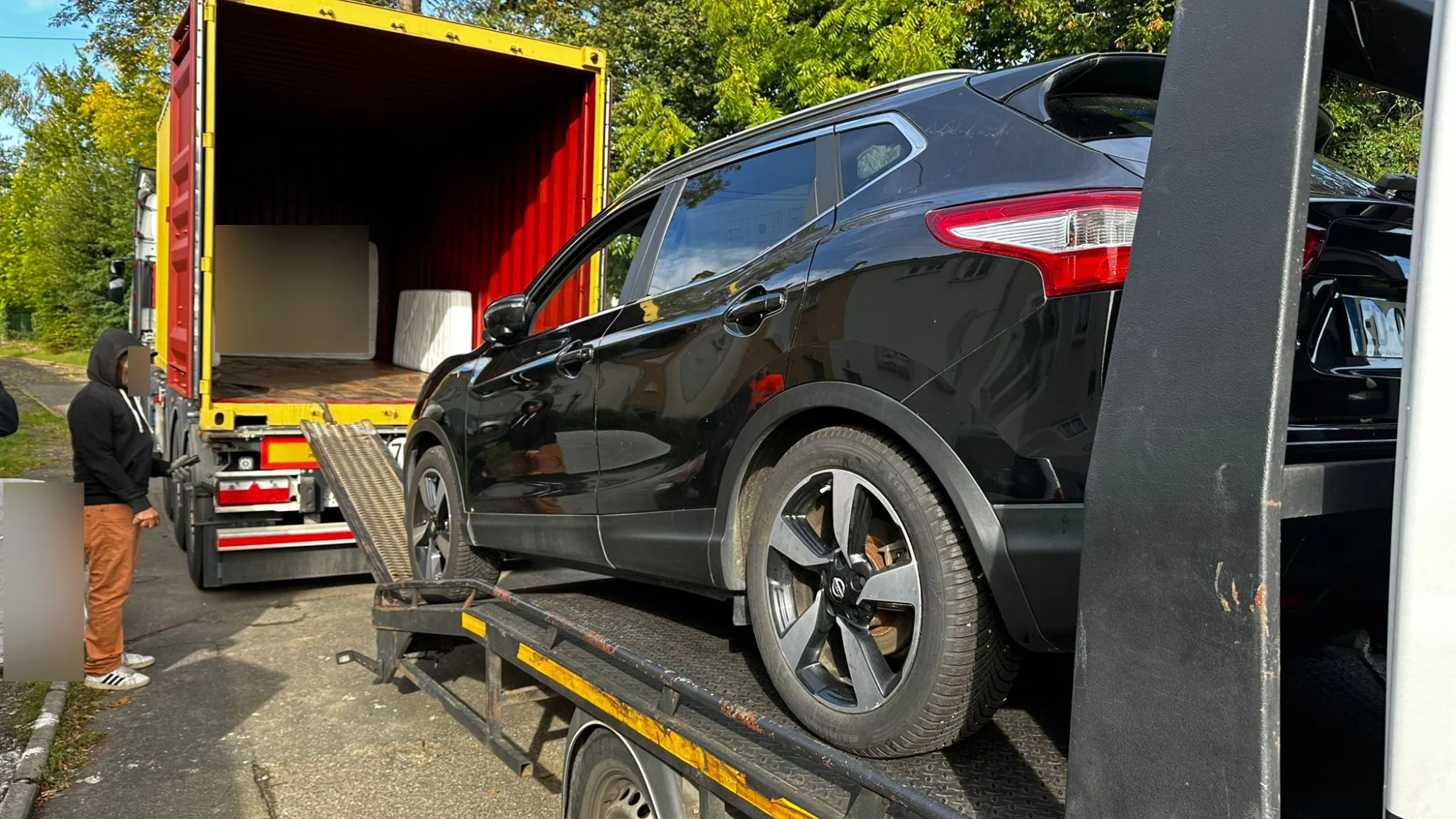 Chargement d'un véhicule dans un conteneur 40 pieds pour les Comores